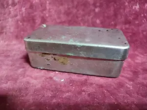 Veche cutie, metalica, pentru sterilizat ace si seringi medicale+6 taietoare pt. fiole