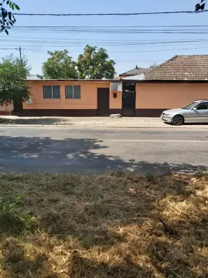 Vand casa cu spatiu comecial in Alexandria