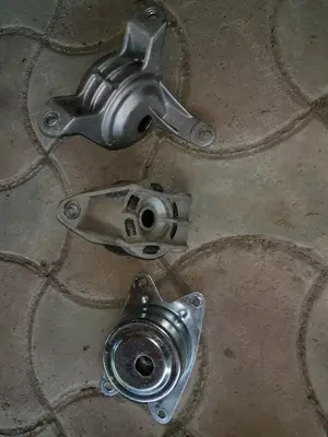 Vând scut motor, cârlig roata rezerva, telescoape haion etc. Opel 2003