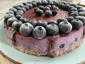 Tort Raw Vegan cu Afine și Fructe de Pădure