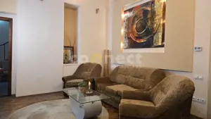 Apartament cu 3 camere și boxă la demisol, în zonă centrală I Sora
