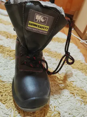 Vând bocanci cu bombeu metalic