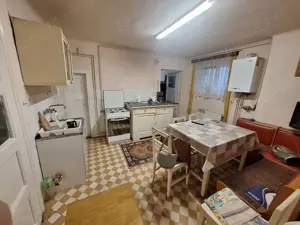 Apartament la casa,central,curte - imagine 3