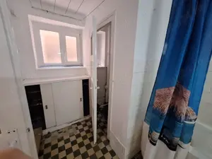 Apartament la casa,central,curte - imagine 9