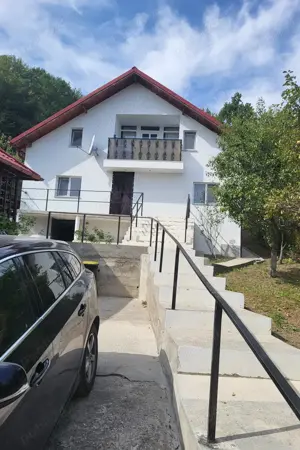 casa Fieni dambovita aproape de padure