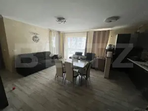 Apartament de vanzare, cu 3 camere, 92 mp, parcare, intermediar, zona VIVO