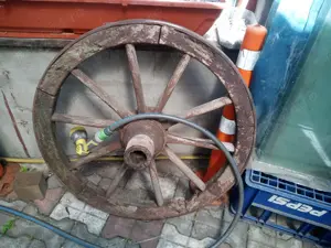 Vand roti de car si țesătoare vechi