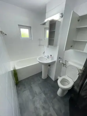 Proprietar , inchiriez ap 3 cam dec ,centrala,2 bai , Et 2, P-ta Verde, C Aradului - imagine 5