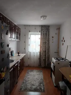 Vând sau schimb apartament cu două camere ,decomandat ,gazul băgat până la aragaz ,acoperiș cu autor