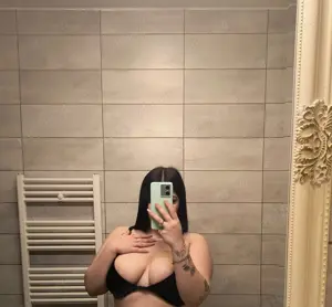 Bună!! Mă numesc Denisa 