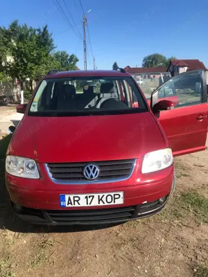 Mașina Vw Touran roșie 
