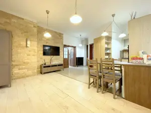 Apartament 3 camere, garaj si boxa - zona Centrala-Prefectura - imagine 2