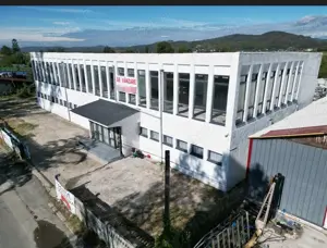 Vând sau închiriez clădire cu teren
