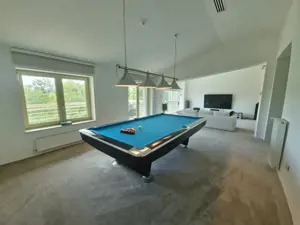 Vila deosebita  la un pas de mare mobilata si utilata - imagine 11