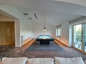 Vila deosebita  la un pas de mare mobilata si utilata - imagine 12