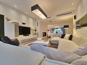 Vila deosebita  la un pas de mare mobilata si utilata - imagine 13