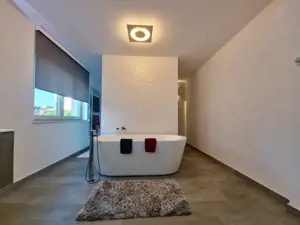 Vila deosebita  la un pas de mare mobilata si utilata - imagine 17