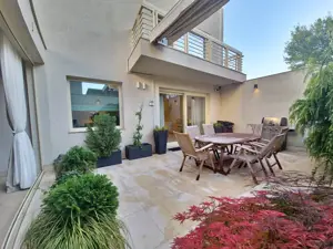 Vila deosebita  la un pas de mare mobilata si utilata - imagine 14