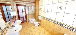 Oferim spre inchiriere, Apartament spatios, 4 camere, pentru locuit sau Firme - imagine 16