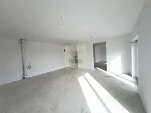 Spatiu comercial 15 euro mp cu vitrina stradala 12 ml 2 parcari