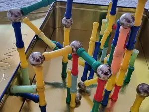 Joc cu bile magnetice si bastoane fosforescente, 139 piese