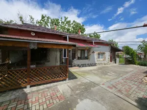 Casa Smardioasa cu Garaj si Curte - Centrul comunei (in Teleorman)