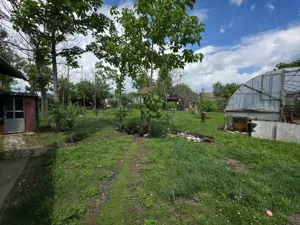 Casa Smardioasa cu Garaj si Curte - Centrul comunei (in Teleorman) - imagine 3