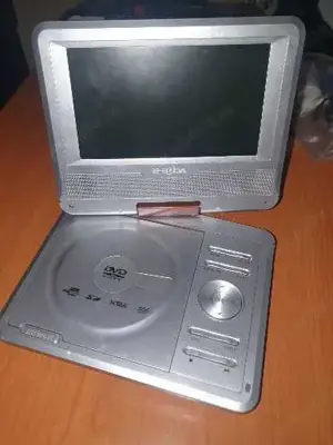 dvd portabil cu acumulatori si ecran 9"