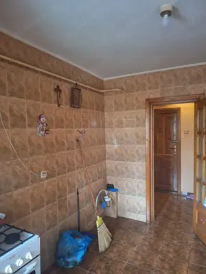 Vând ap 3 camere decomandat zonă bună! Liber!