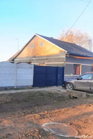 Casă de vânzare cu front stradal generos, disponibilă în 2 rate, în zonă bună