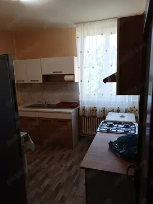 Vând două camere decomandate zona Aviatorilor.