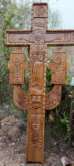 Troițe sculptate manual pe lemn de stejar