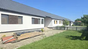 Vand proprietate in Deva, zona Santuhalm compusa din 4 case insiruite la cheie + teren 2000 mp