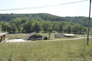 Bogati - Glimbocel, ferma zootehnica - cladiri 397 mp - teren 7490 mp