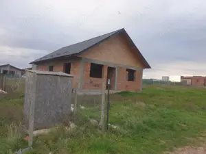 Teren + casa la rosu - imagine 2