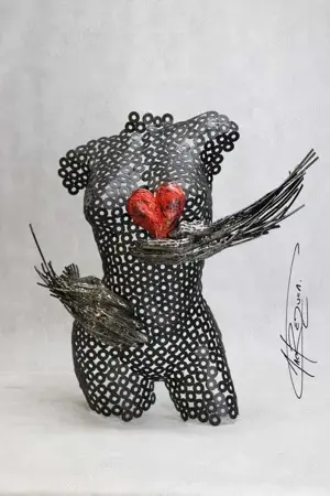 Sculptura bust cu maini si inima- saibe si fir de otel sudat.