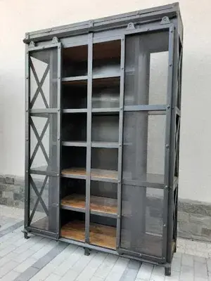 Raft fier stil industrial cu usi glisante plasa, tip vitrina