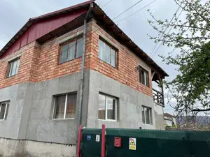 Vand casa cu etaj si teren