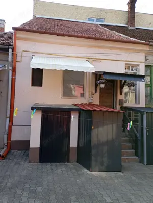 Proprietar vând locuință la curte comuna.