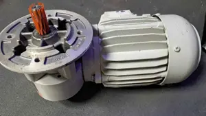 Motor electric cu reductor Lenze