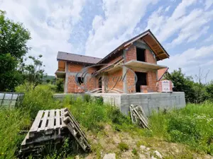 Casa la rosu cu teren generos si acces asfaltat in Campului