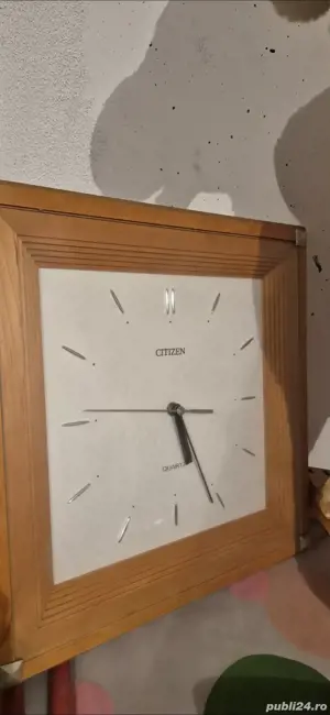 Ceas de perete CITIZEN   cadran quartz, ramă din lemn