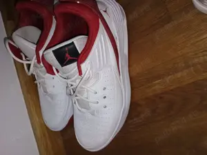 Vând adidași Nike Jordan 