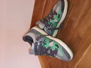 Vând adidași originali Represent