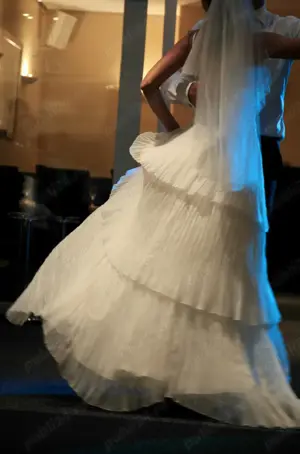 Rochie de mireasa cu trena - imagine 2