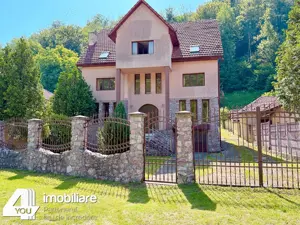 Clădire în Moneasa cu 9 camere: pretabil pensiune, azil bătrâni, casă vacanță