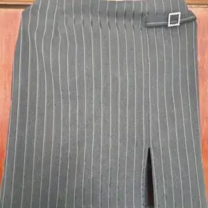 Vând fustă material neșifonabil