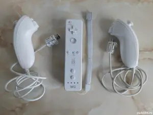 [Wii] Vând 2x nunchuck uri și o manetă pentru Nintendo Wii (originale)