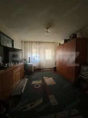 Apartament cu 3 camere, decomandat, zona micro 2 - imagine 2