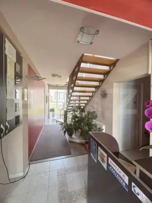 Cladire multifunctionala, pensiune plus casa,  parcari private - imagine 10